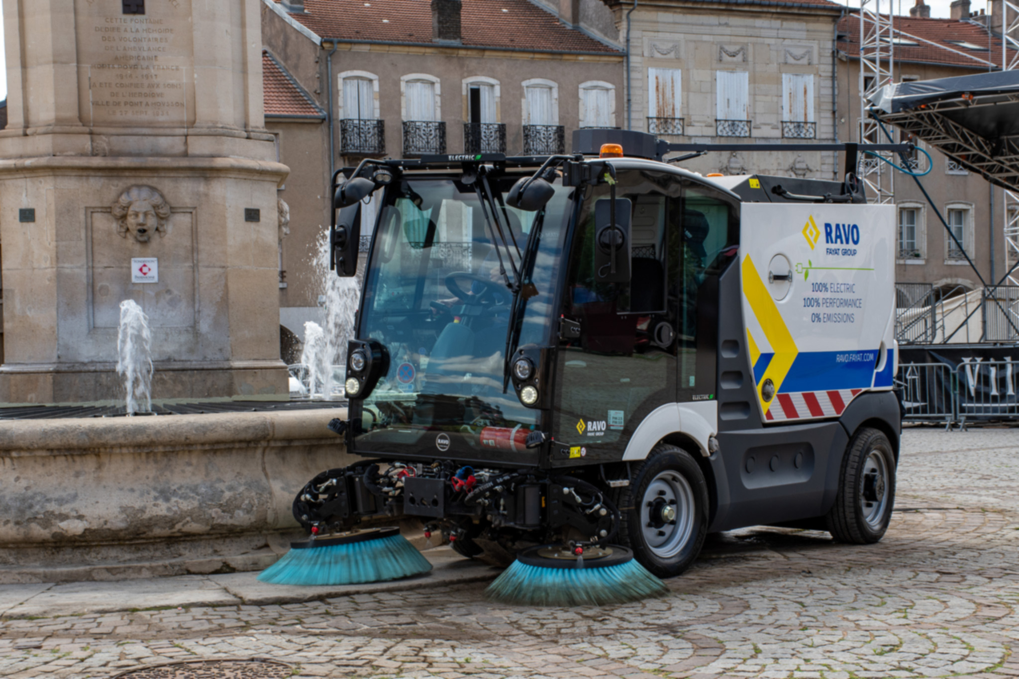 E2 sweeping in Pont-a-Mousson square.