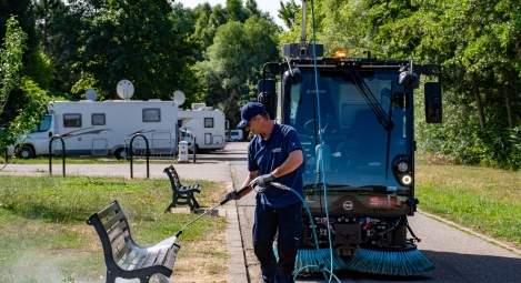 E2 and its operator washing a bench, using high pressure hand lance.